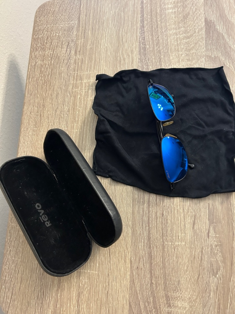 Revo Black Rim Sunglasses with polarized blue reflective Lenses
No scratches - Picture 2 of 4